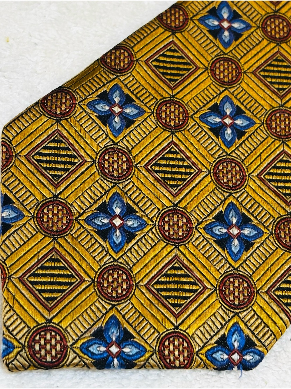 Brand New High Quality Tie By Jos A. Bank (Signature Gold)